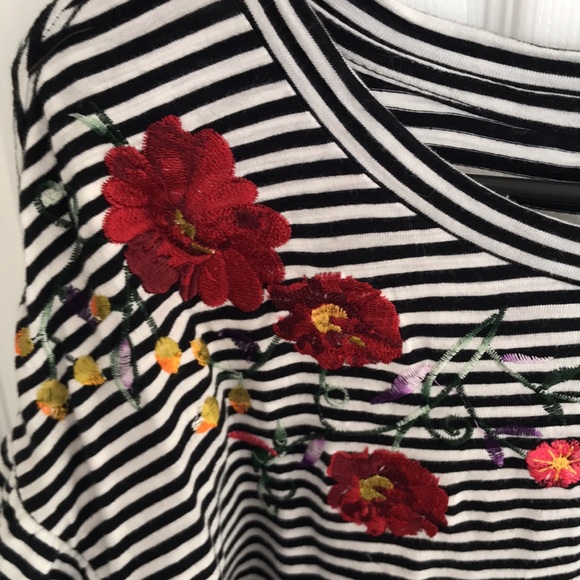 Urban Outfitters drapey floral embroidered top - Picture 4 of 5